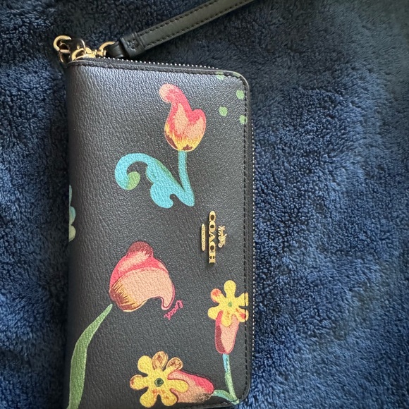 Beautiful spring Coach wristlet - Picture 3 of 4